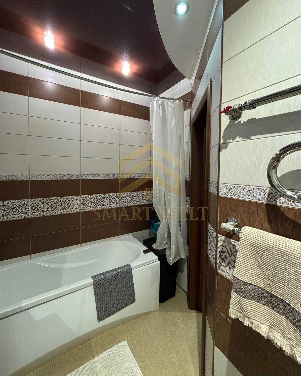 Sale of a 3-room apartment with renovation in a new building at Andriyivsky 29-B
