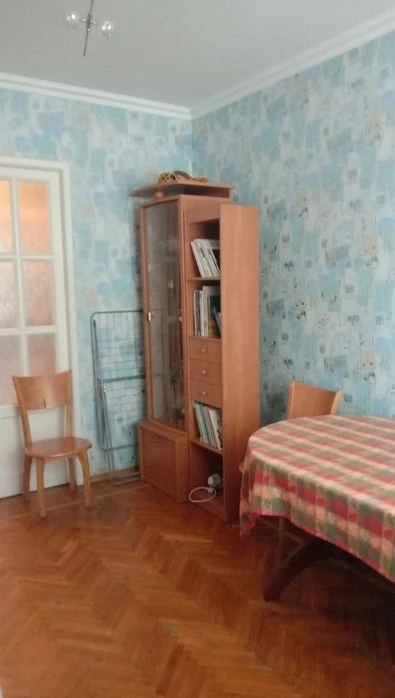 I am selling a 3-room apartment in the center of Zaporizhia