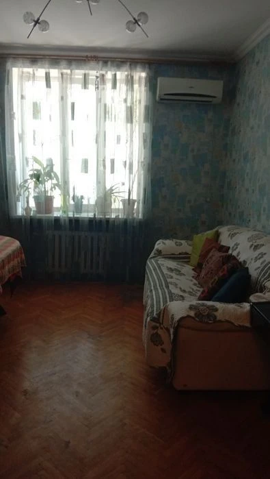 I am selling a 3-room apartment in the center of Zaporizhia