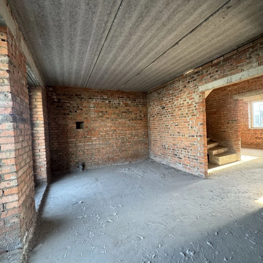 Detached house in a textile factory area with municipal communications