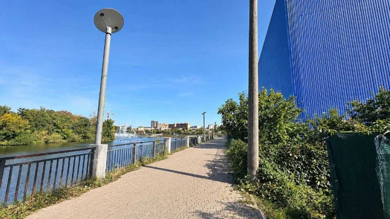 Sale of a plot of land with direct access to a fountain