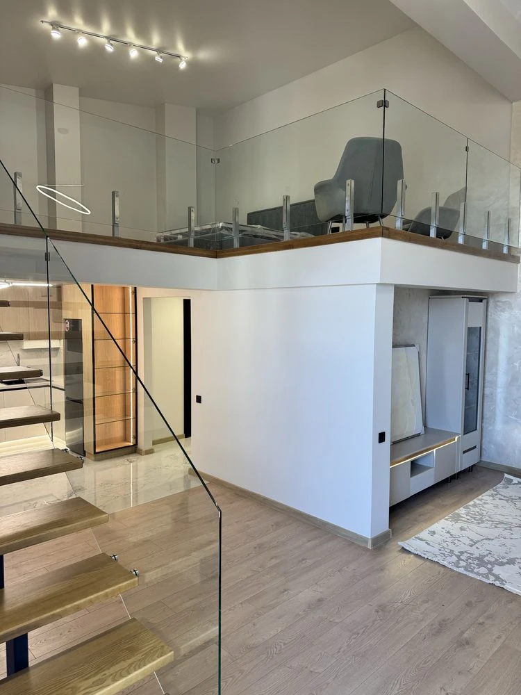 Exclusive! Two-level apartment with designer renovation 78 sq m