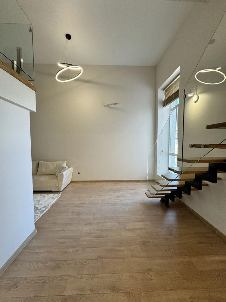 Exclusive! Two-level apartment with designer renovation 78 sq m