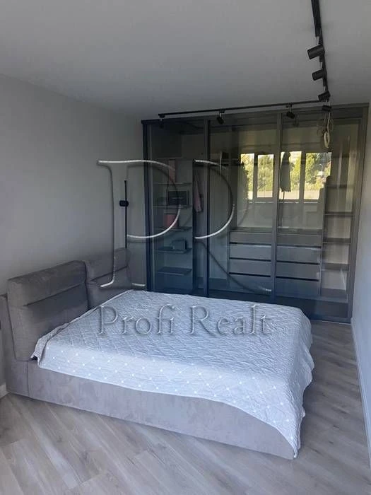 Sale of 1-room apartment with euro renovation and a terrace at address