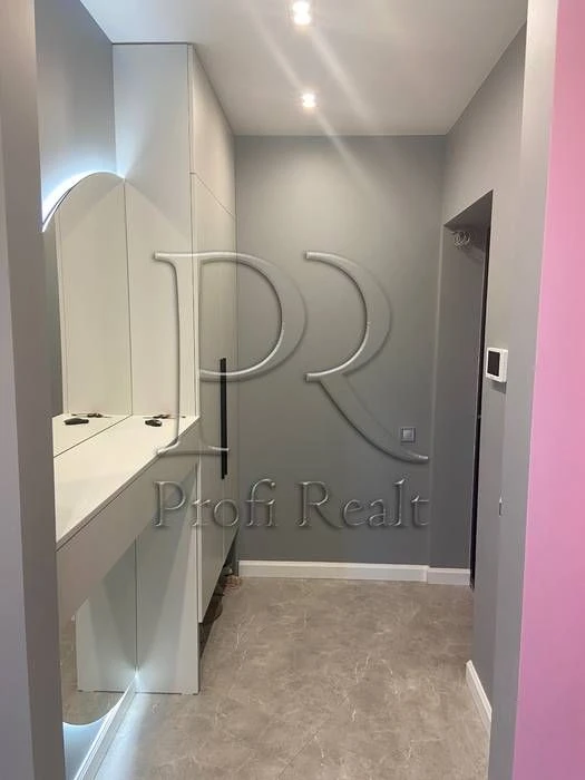 Sale of 1-room apartment with euro renovation and a terrace at address