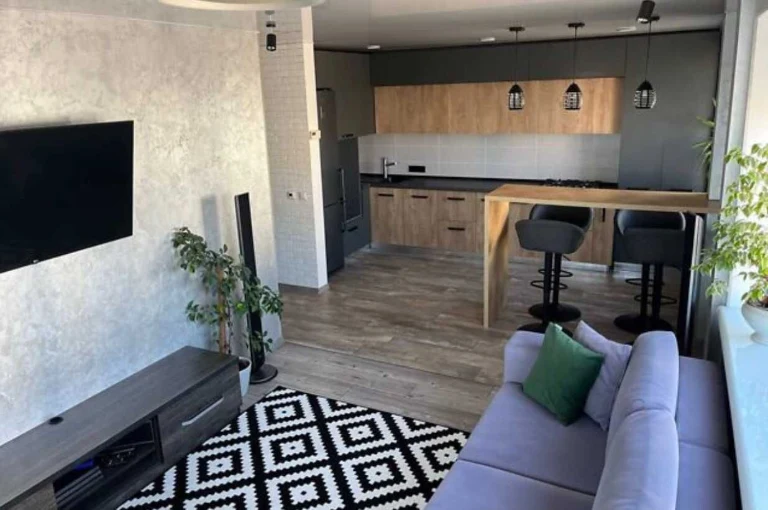 3-bedroom apartment on Perevyi Street with RENOVATION and A/C