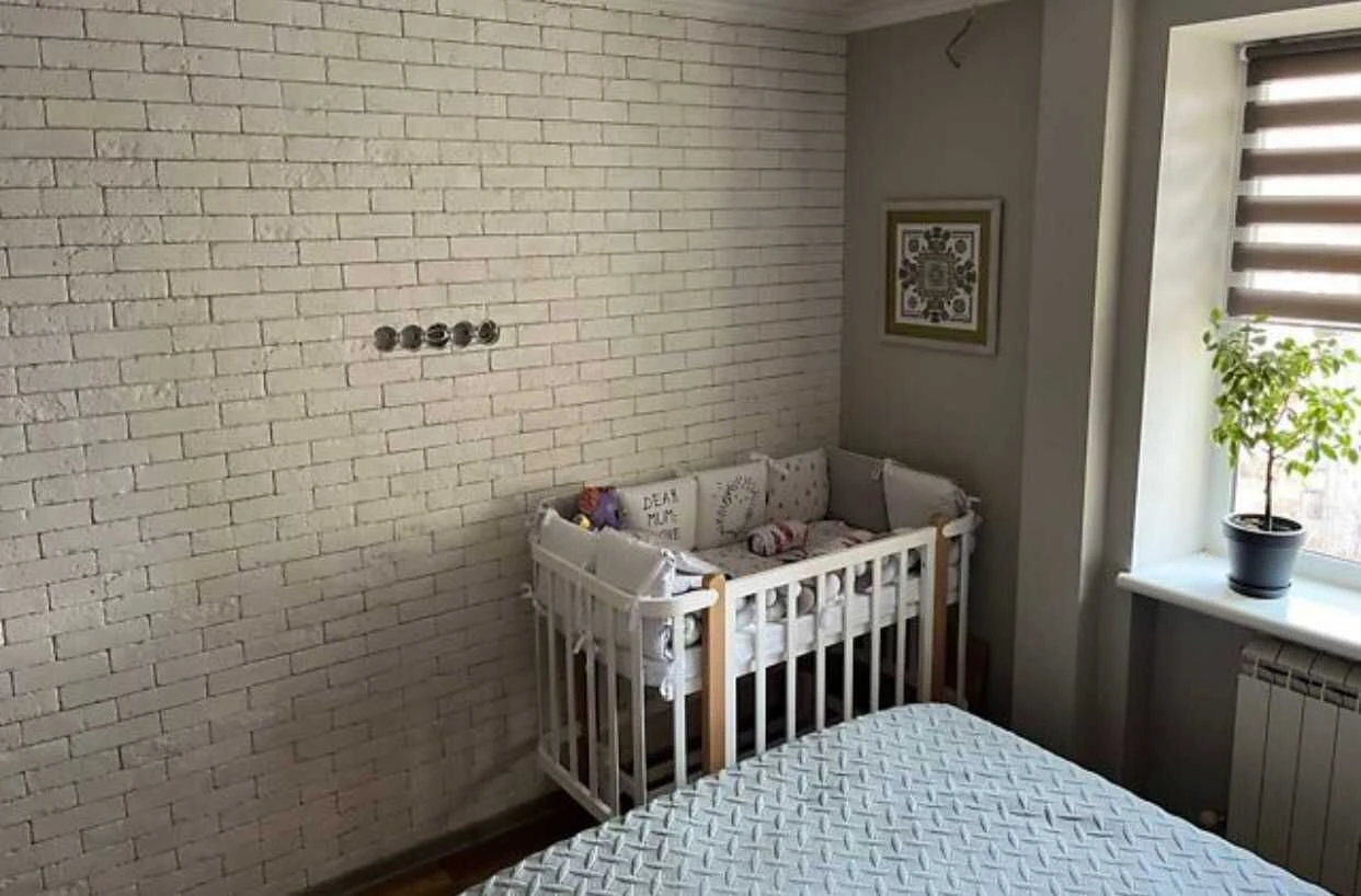 3-bedroom apartment on Perevyi Street with RENOVATION and A/C