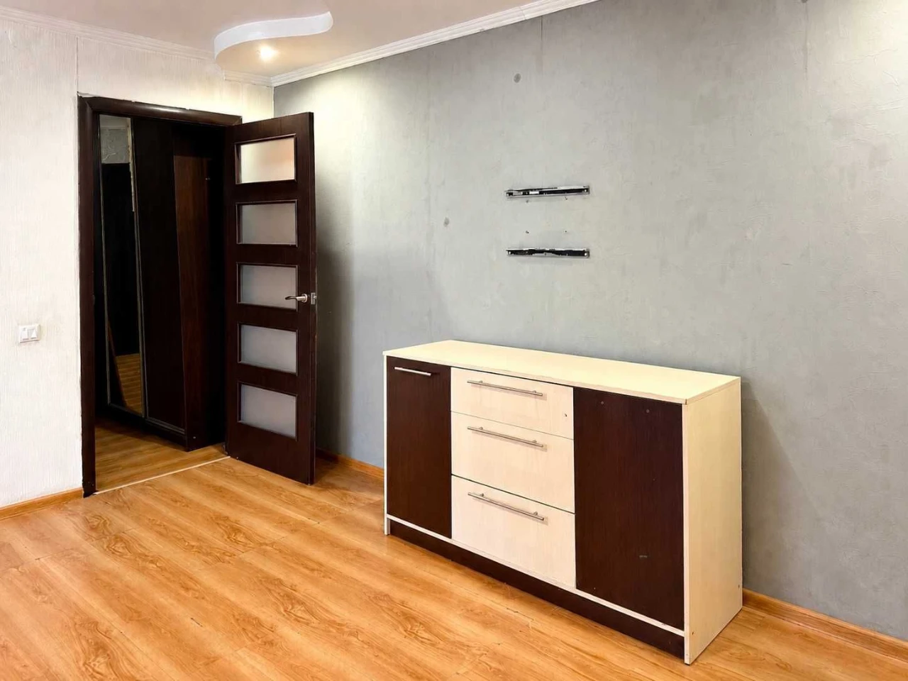 For Sale: Bright 2-bedroom apartment renovated | Middle floor