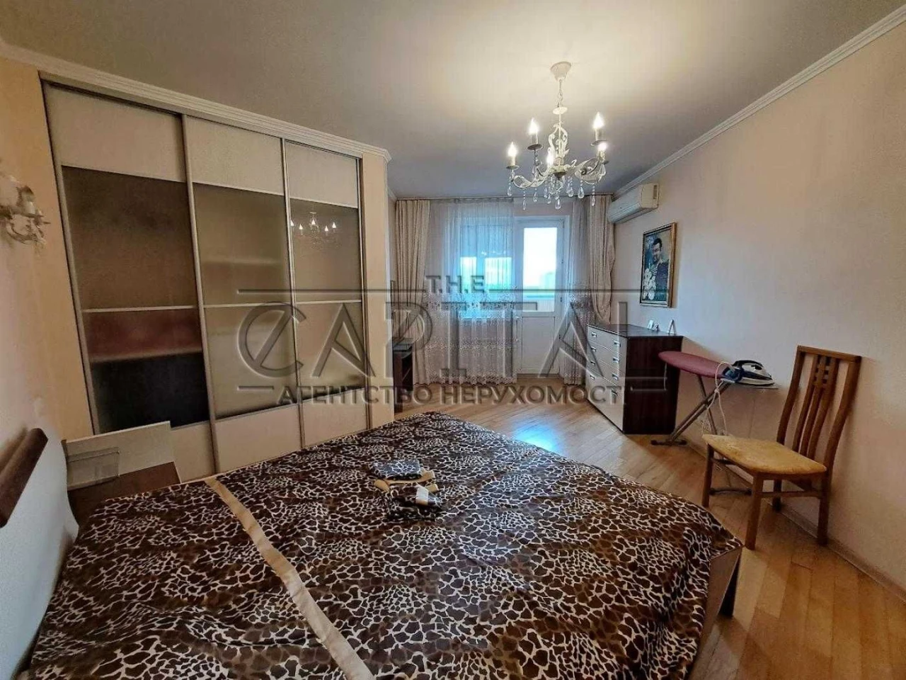 ЖК Корона, 2-кімнатна квартира, Срібнокільська 1, генератор, паркінг