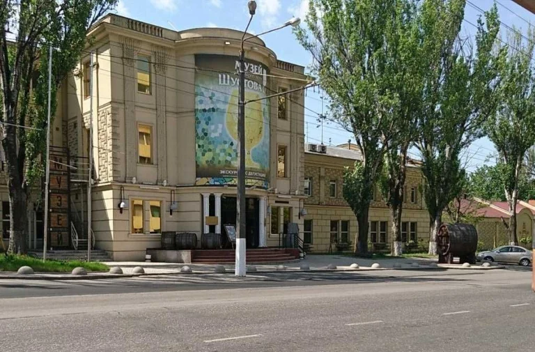 Facade plot on Balkovskaya Street!