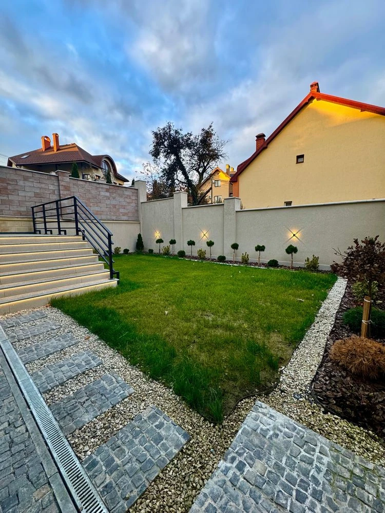 Sale of cottages in the city center. 7 min walk to pl.