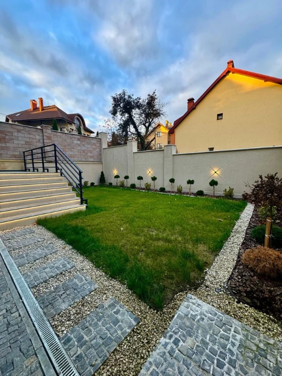 Sale of cottages in the city center. 7 min walk to pl.