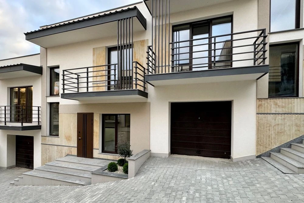 Sale of cottages in the city center. 7 min walk to pl.