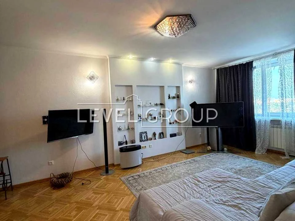 Apartment. Kharkiv Avenue