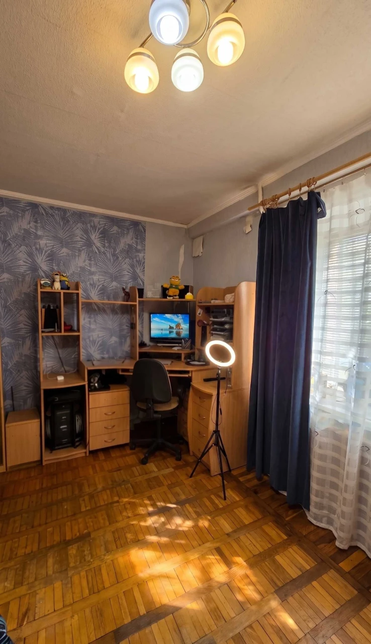 Продається 3-кімнатна квартира в цегляному будинку неподалік від метро «Чернігів»