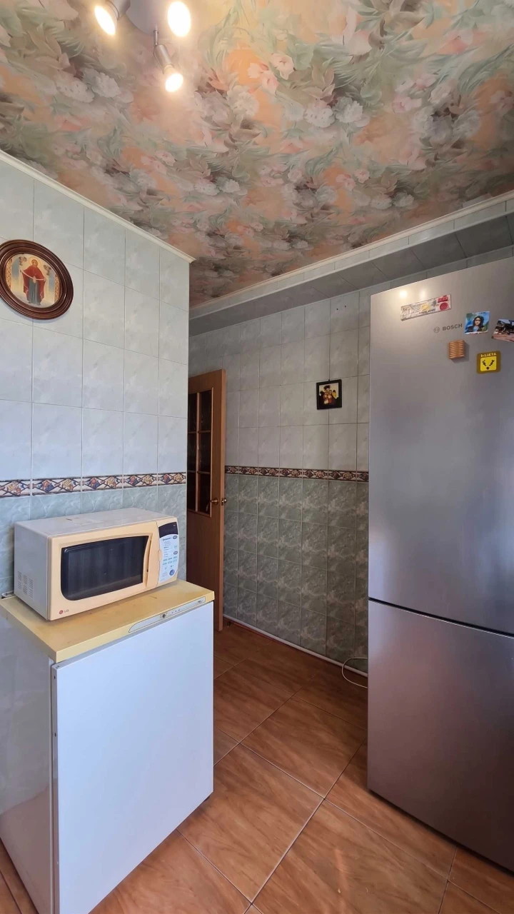 Продається 3-кімнатна квартира в цегляному будинку неподалік від метро «Чернігів»