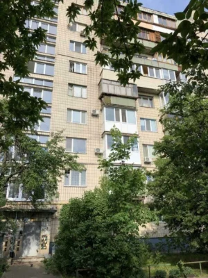 Продається 3-кімнатна квартира в цегляному будинку неподалік від метро «Чернігів»