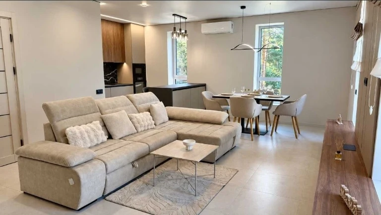 Cсновка, closed courtyard, parking space. 85 sq.m. in a luxurious renovated apartment.
