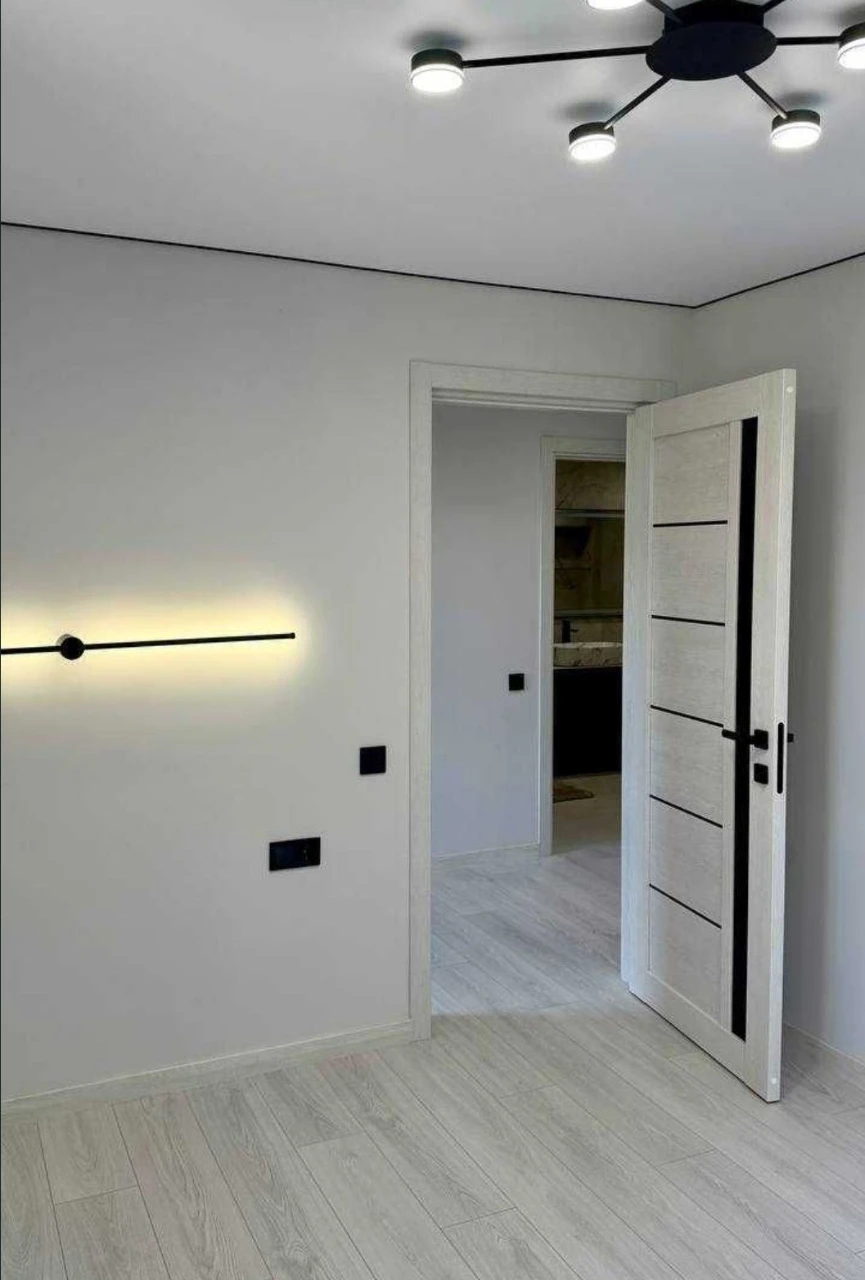 Cсновка, closed courtyard, parking space. 85 sq.m. in a luxurious renovated apartment.