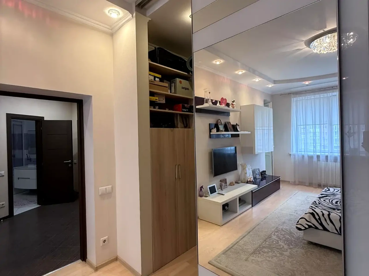 Rent 1-bedroom apartment 56 sq m on 5th floor