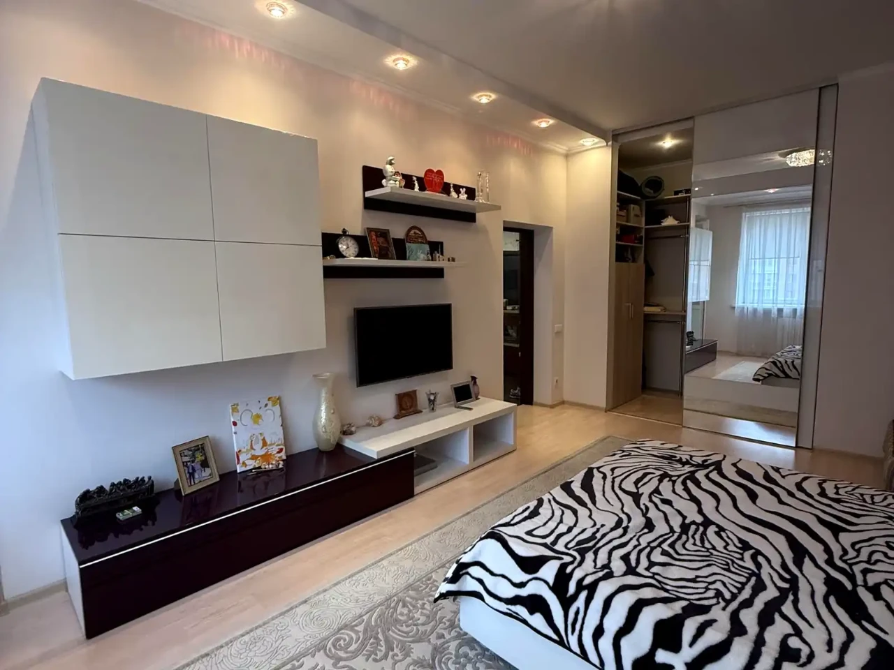 Rent 1-bedroom apartment 56 sq m on 5th floor