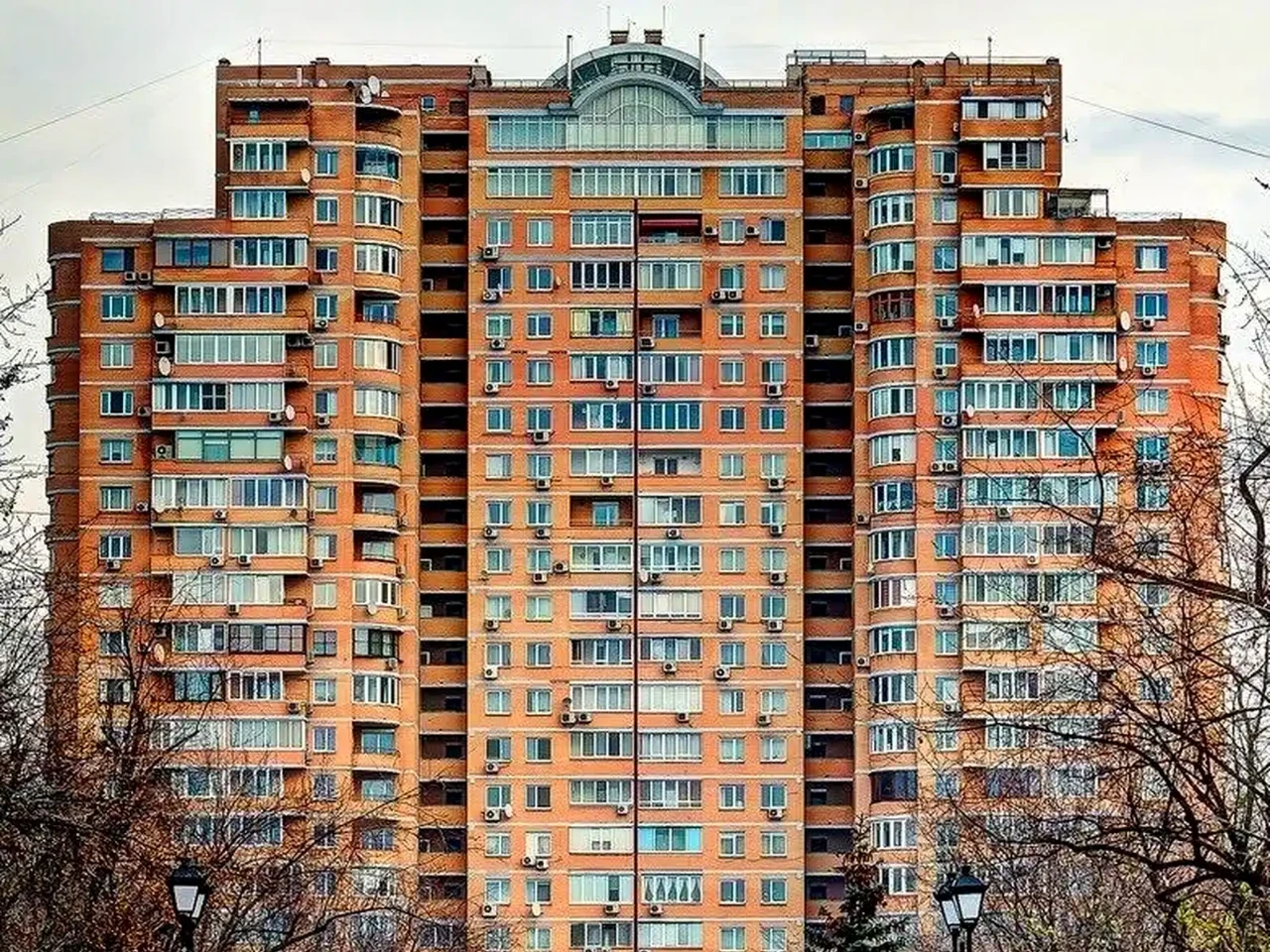 Rent 4-room apartment 130 m² on the 6th floor of a 23-story building.