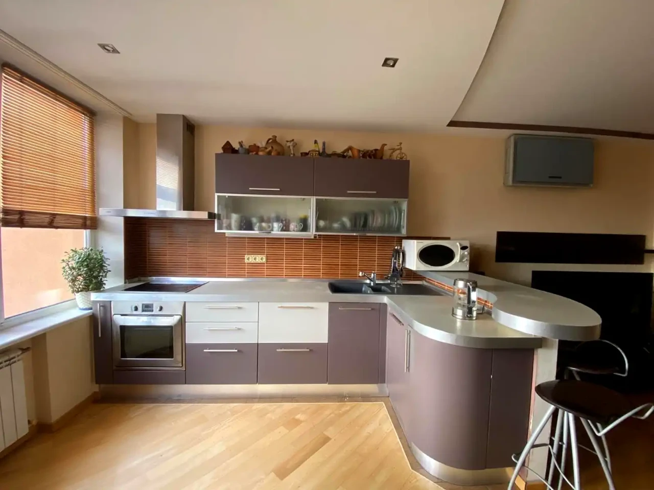 Rent 4-room apartment 130 m² on the 6th floor of a 23-story building.