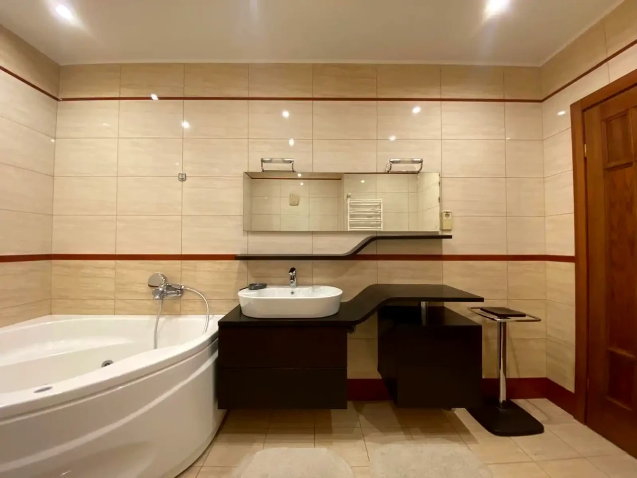 Rent 4-room apartment 130 m² on the 6th floor of a 23-story building.