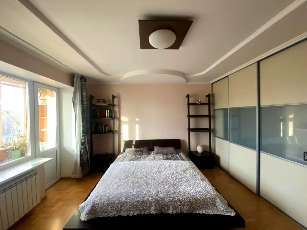 Rent 4-room apartment 130 m² on the 6th floor of a 23-story building.