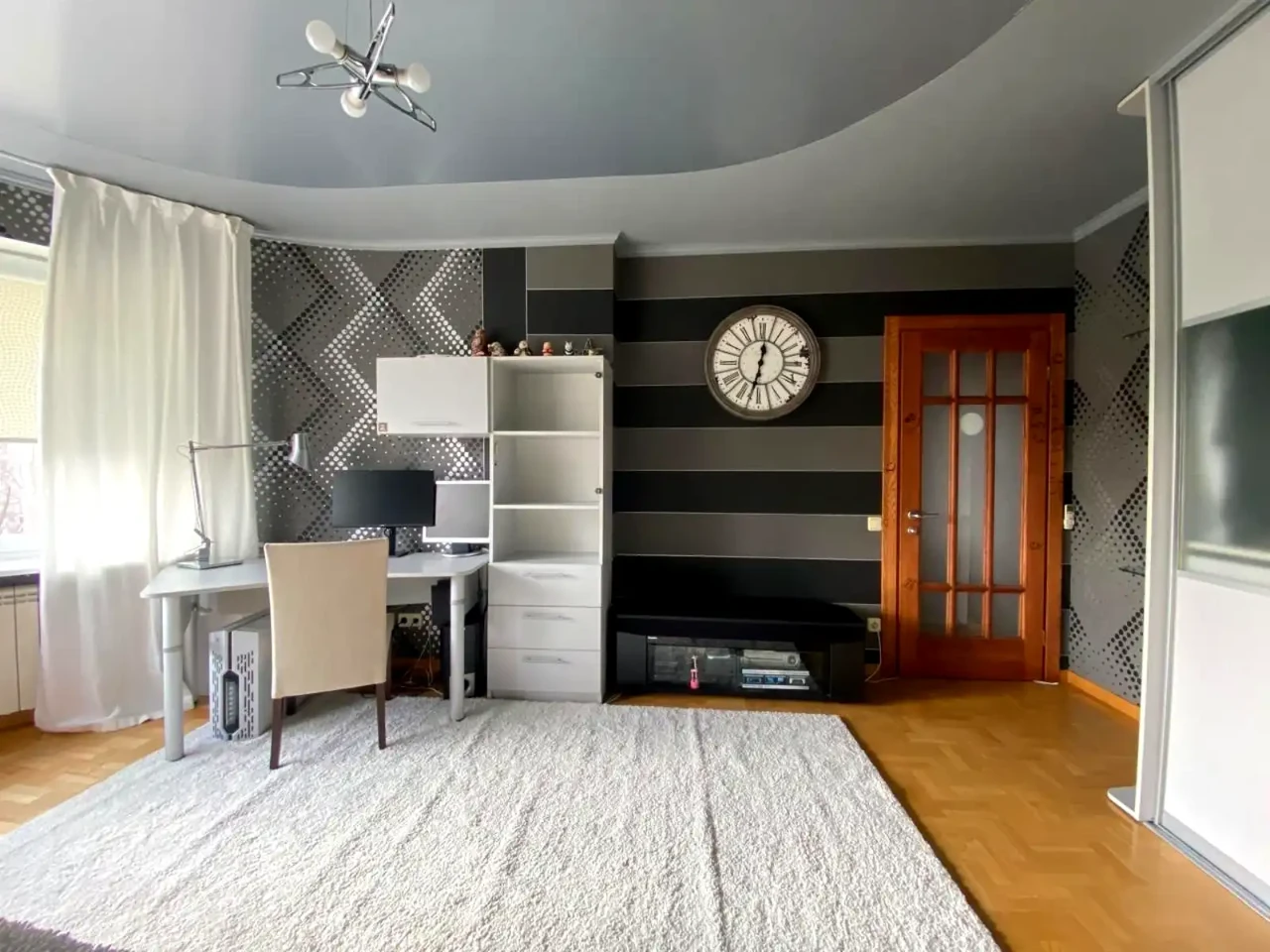 Rent 4-room apartment 130 m² on the 6th floor of a 23-story building.
