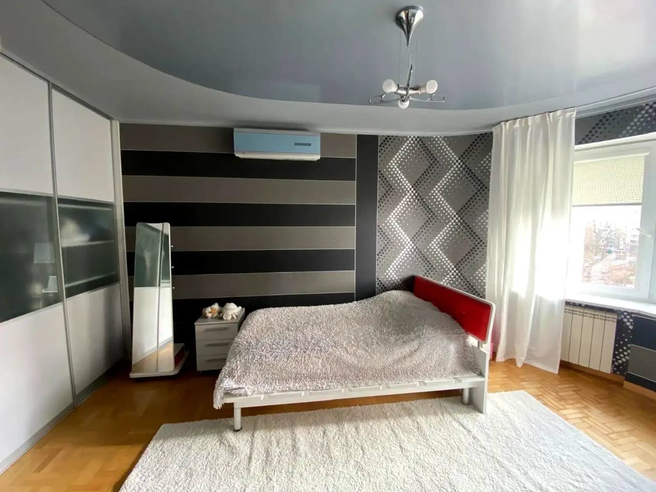 Rent 4-room apartment 130 m² on the 6th floor of a 23-story building.