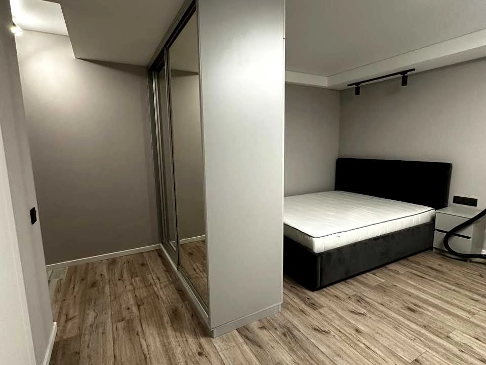 Apartment. Bratislava Street, Kyiv