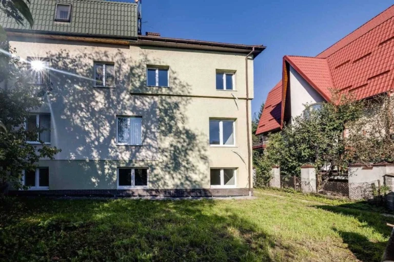 Brick house on Kulparkivska Street (Vynohradna Street)