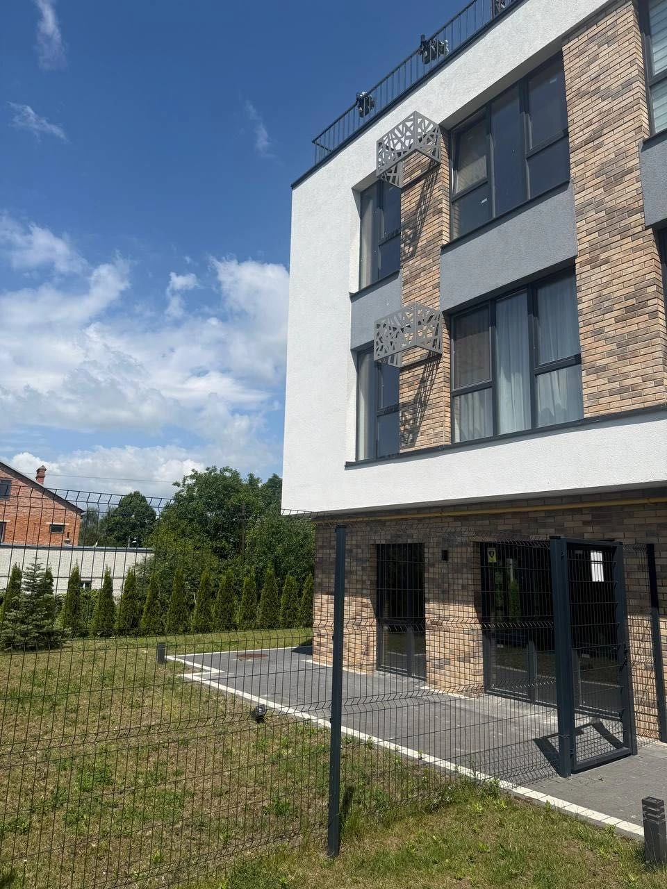 Sale of a 2-room apartment with a private patio in ЖК Інжир вул Брю