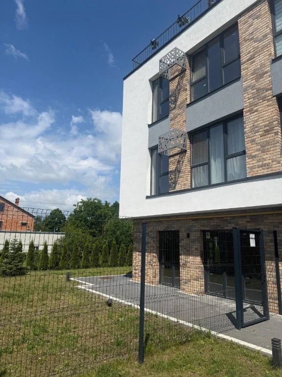 Sale of a 2-room apartment with a private patio in ЖК Інжир вул Брю