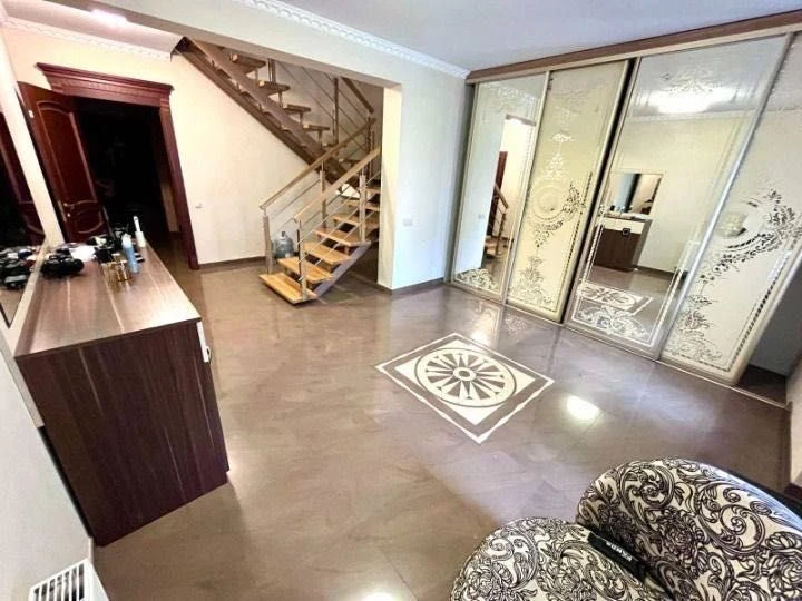 Продаж просторого 3 поверхового котеджу вул Варшавська
