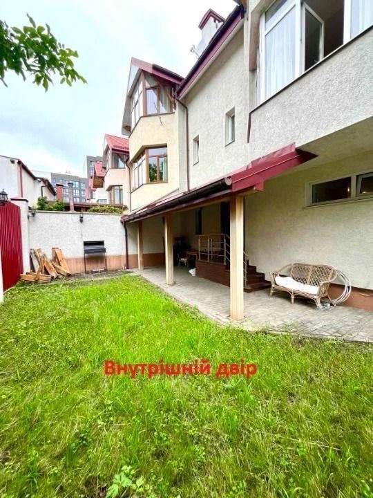 Продаж просторого 3 поверхового котеджу вул Варшавська