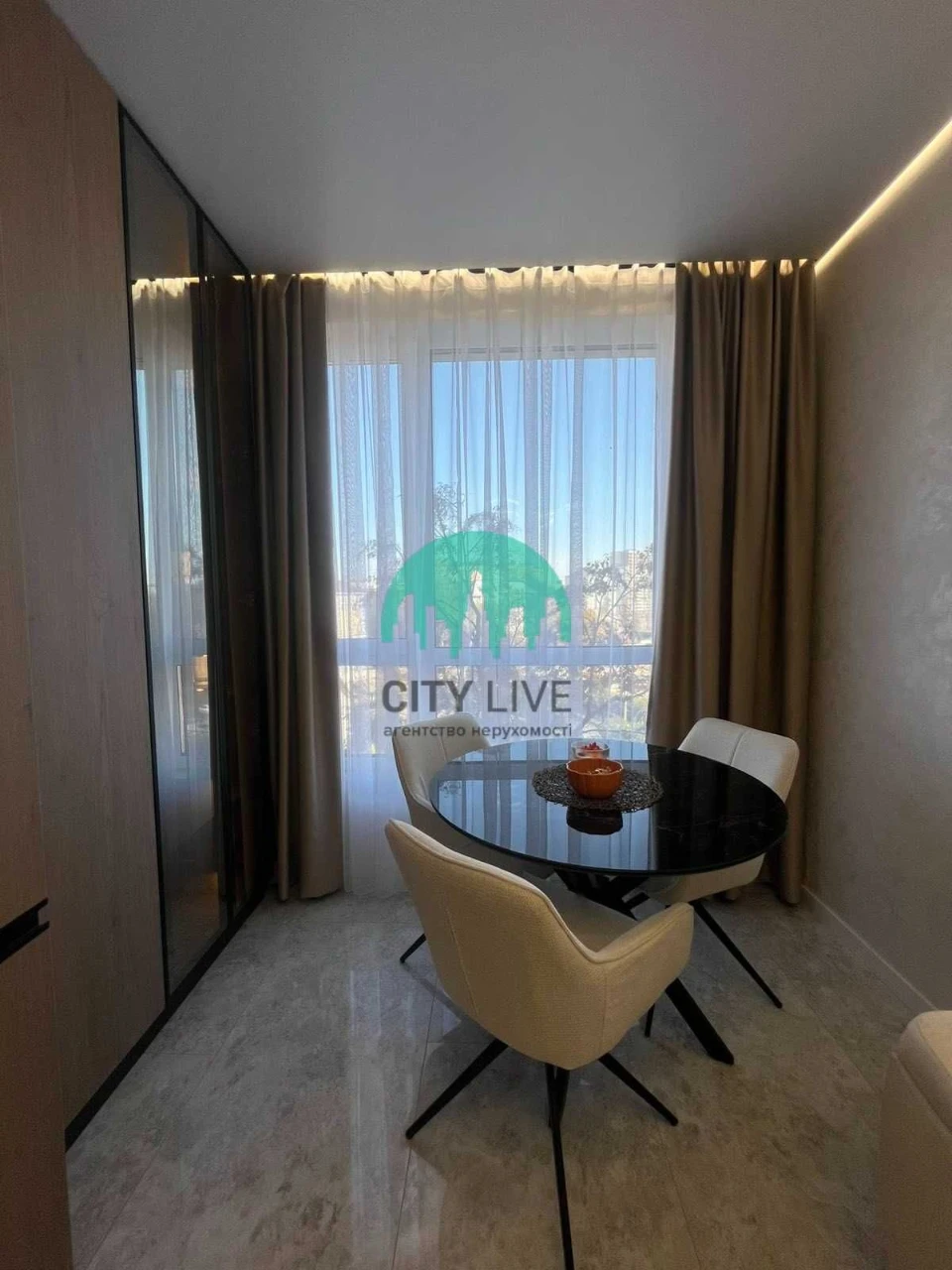 Stylish 1-bedroom apartment with designer renovation and panoramic views