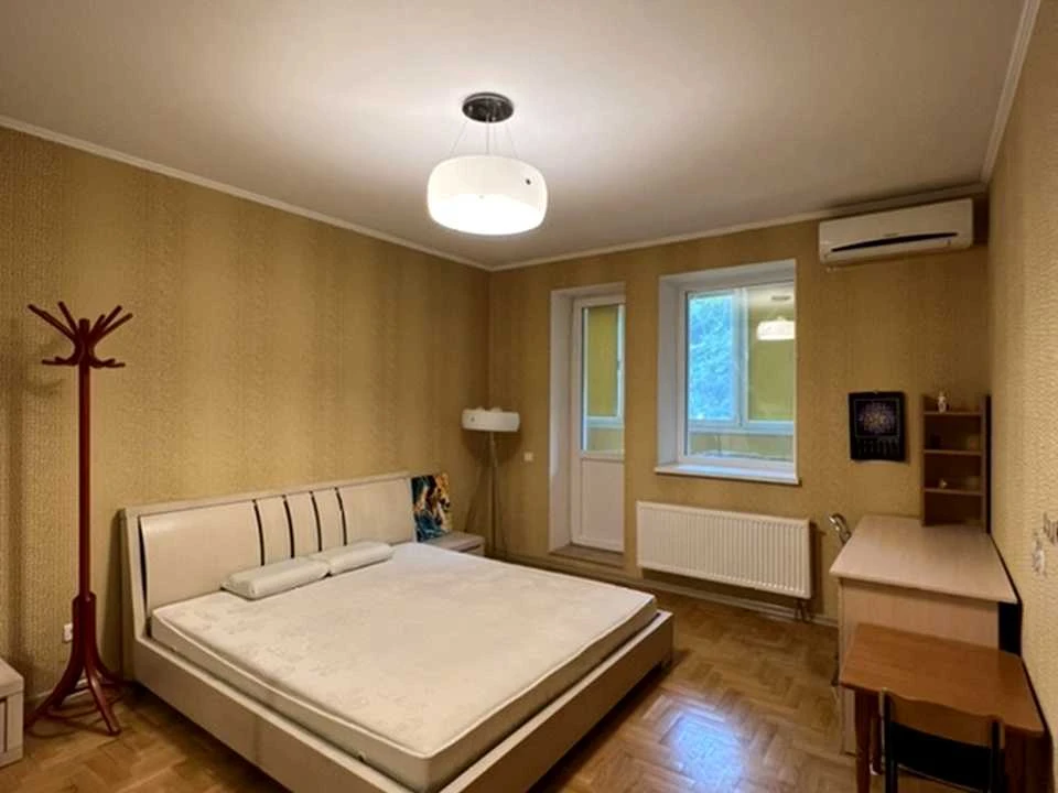 Квартира. Київ, Голосіївська вул.