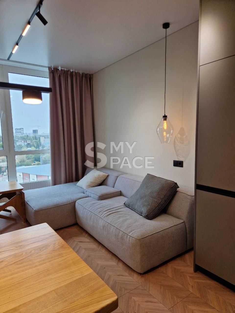 Spacious 1-bedroom apartment, Dniprovska naberezhna