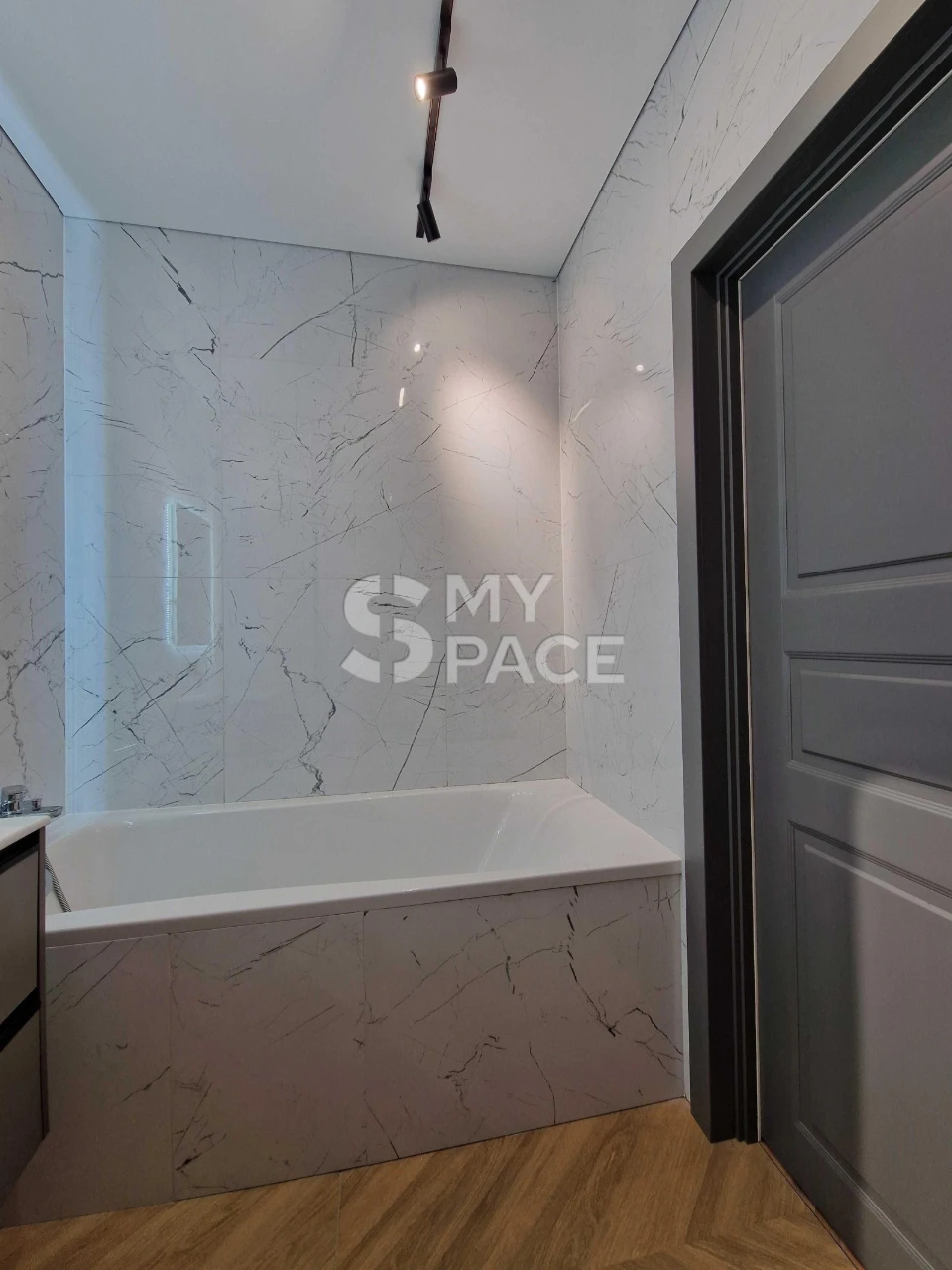 Spacious 1-bedroom apartment, Dniprovska naberezhna