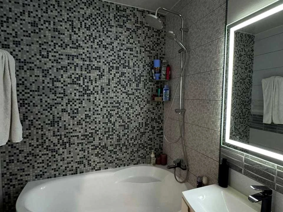 Apartment. Kul'parkivska st.