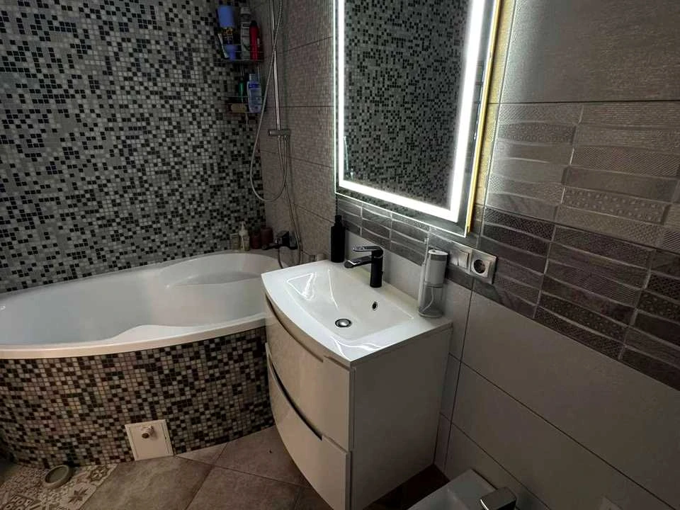 Apartment. Kul'parkivska st.
