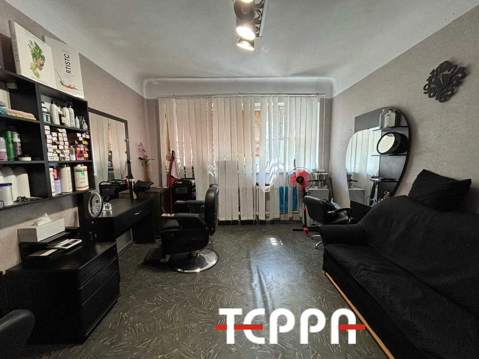 Продаж 2-кімнатної повнометражної квартири під салон краси