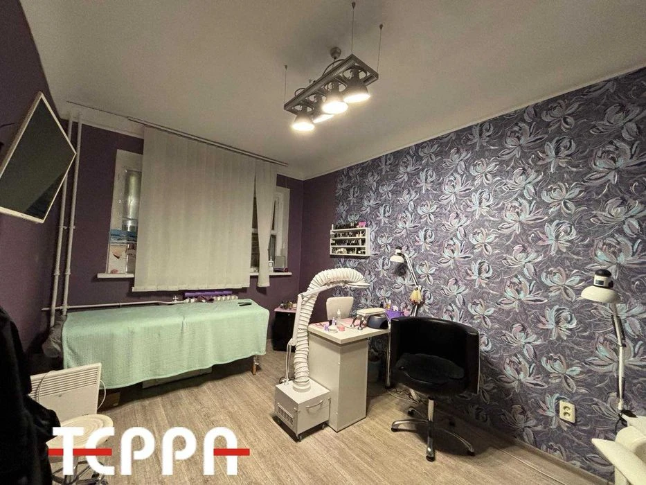 Продаж 2-кімнатної повнометражної квартири під салон краси