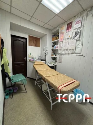 Продаж 2-кімнатної повнометражної квартири під салон краси