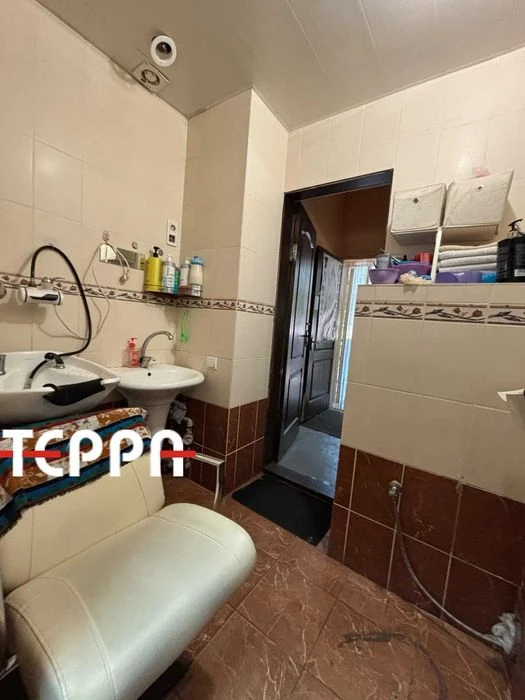 Продаж 2-кімнатної повнометражної квартири під салон краси