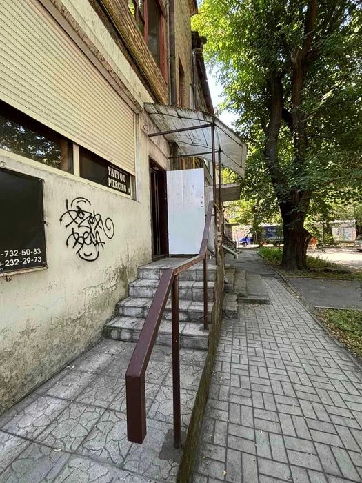 Продаж 2-кімнатної повнометражної квартири під салон краси