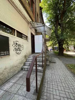 Продаж 2-кімнатної повнометражної квартири під салон краси