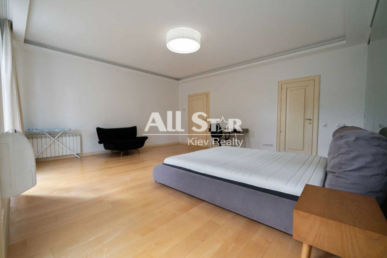 3-bedroom apartment for sale in Kyiv, Шевченковский district, Volodymyr Street, 19
